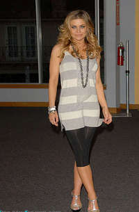 Carmen Electra teasing for pleasing