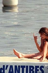 Elizabeth Hurley topless at the beach
