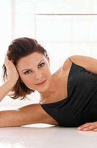 Kari Wuhrer does it all for her fans