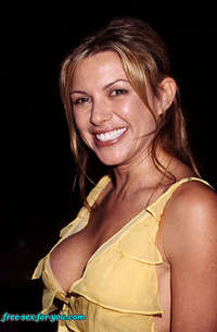 Kari Wuhrer does it all for her fans