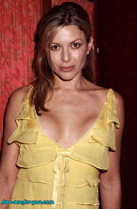 Kari Wuhrer does it all for her fans