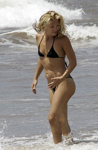 Kate Hudson Beach Fun
