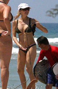 Heather Locklear turns the heat on at the beach