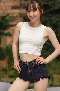 Kate Quinn Shows Off Adorable Smile Charming Arms And Legs