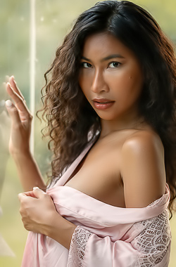 Delicious Curly Girl Niki Meow With Shaven Pussy