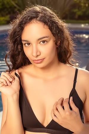 Saray Bound Decides It’s The Perfect Moment To Share Her Naked Beauty