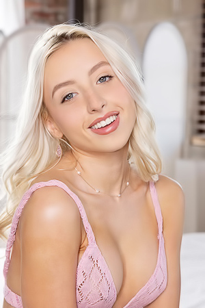 Ali B Blue-eyed American Sweetheart Is Eager To Share Her Naked Beauty