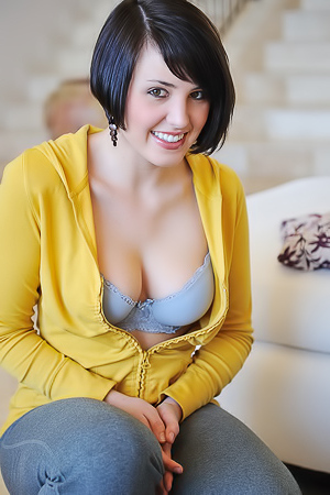 Amateur Zeba Pushing Veggies Inside Her Pussy