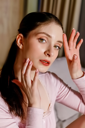 Marion Summers Sultry Beauty Turns Her Seductive Gaze To You