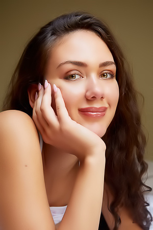 Vixi Rafi Sultry Beauty Will Mesmerize You With Her Gorgeous Green Eyes