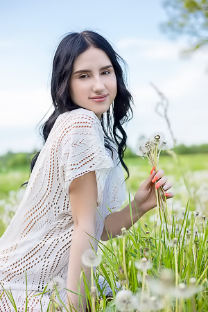 Sasha Jane Unveils Her Curves To Morning Sun Amid Wildflowers