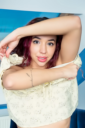 Boni Teases With Tantalizing Strips As Her Shaved Slit Draws You In For A Thrilling Solo Show